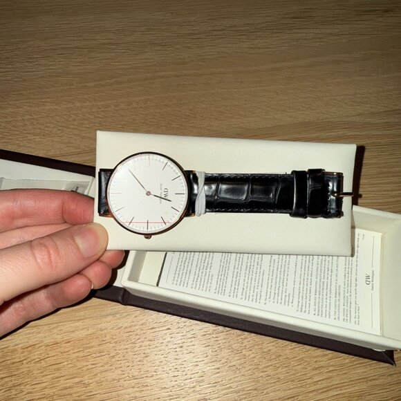 Daniel Wellington Leather Watch - Picture 2 of 4